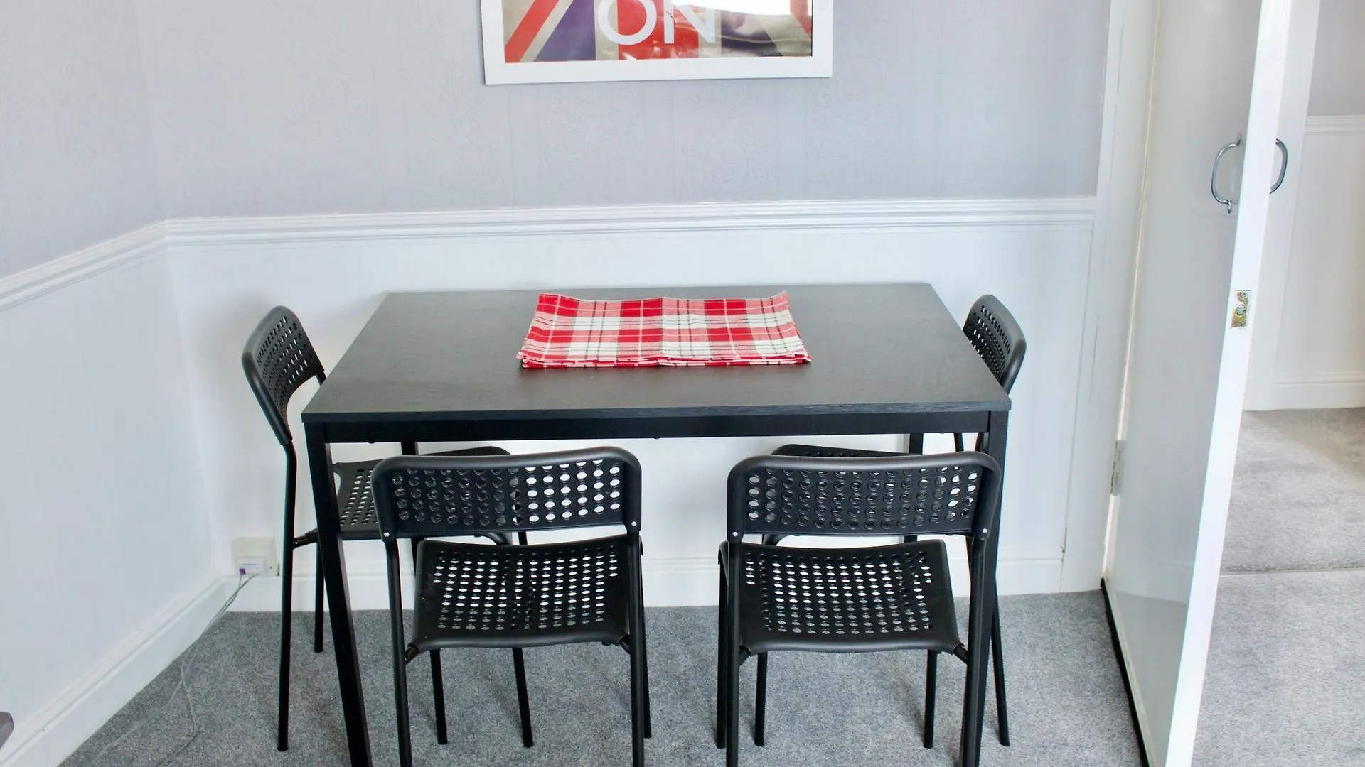 2 Bedroom Edinburgh Apartment